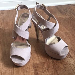Madden girl Viennaaa Taupe platform heels size 6